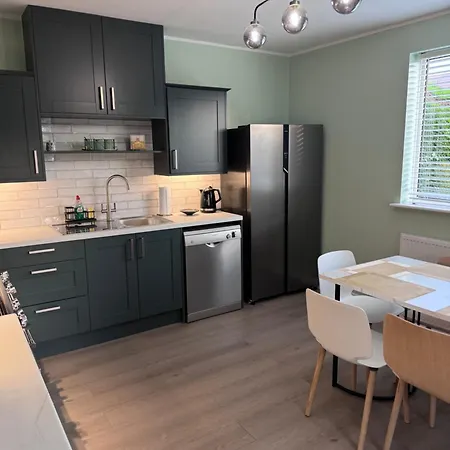 3 Bed House דירה
